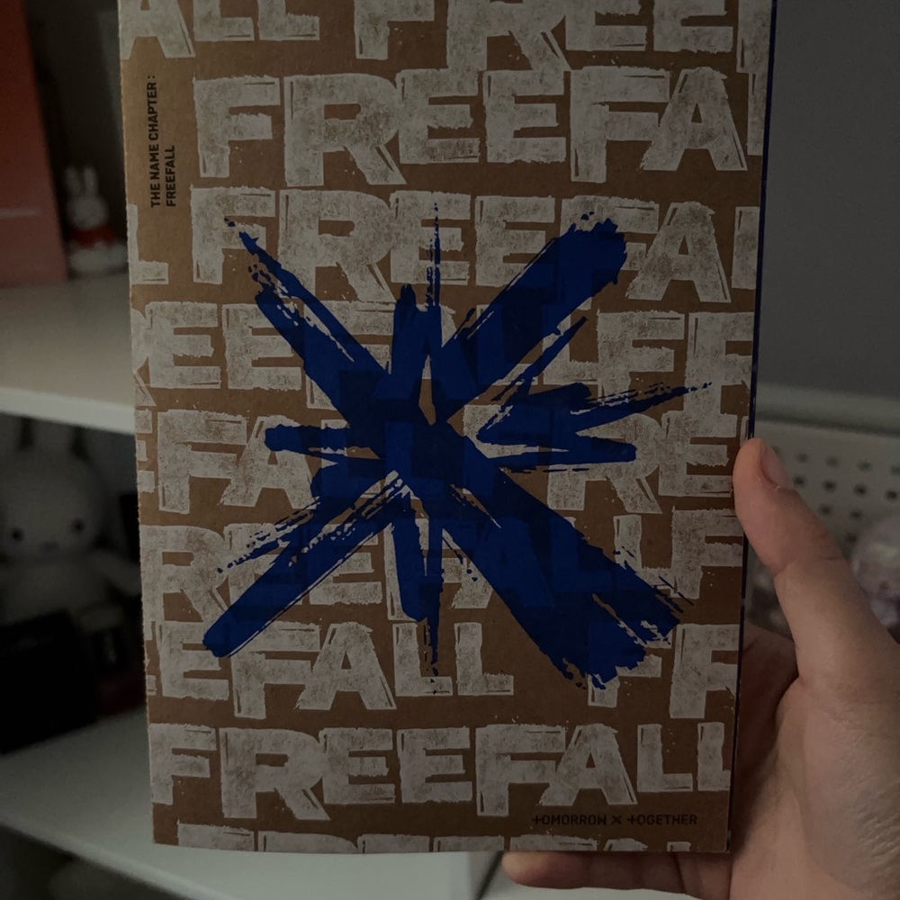 Blue and White freefall Album TXT